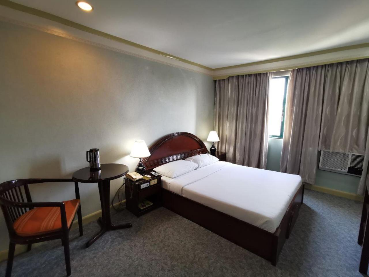 Holiday Plaza Hotel - Cebu Exterior foto